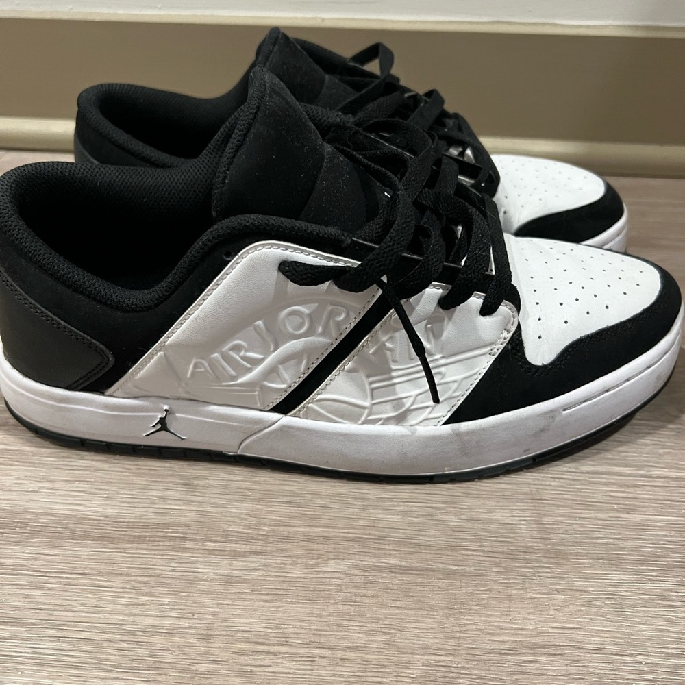 Jordan Men's Black and White Sneakers